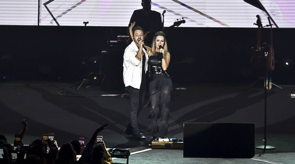 Sandy e Junior fazem pocket show em São Paulo