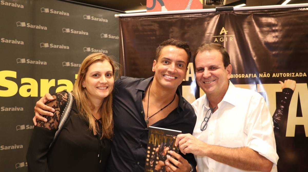 O casal Eduardo e Cristine Paes com o colunista Leo Dias - AgNews