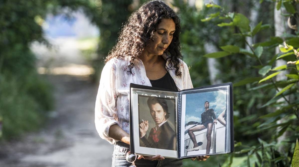 Vânia exibe com orgulho a fase boa de trabalho do filho Igor. Hoje a família luta para recuperar o rapaz - Marcio Mercante / Agencia O Dia