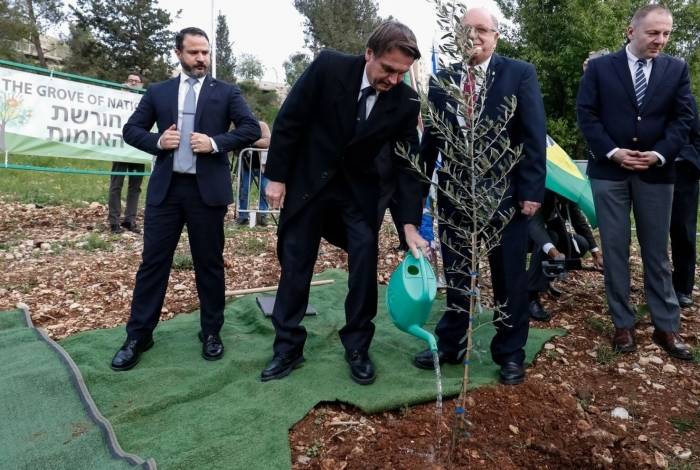 Presidente da RepÃºblica, Jair Bolsonaro, durante cerimÃ´nia alusiva ao plantio de muda de oliveira no Bosque das NaÃ§Ãµes, em JerusalÃ©m, Israel
