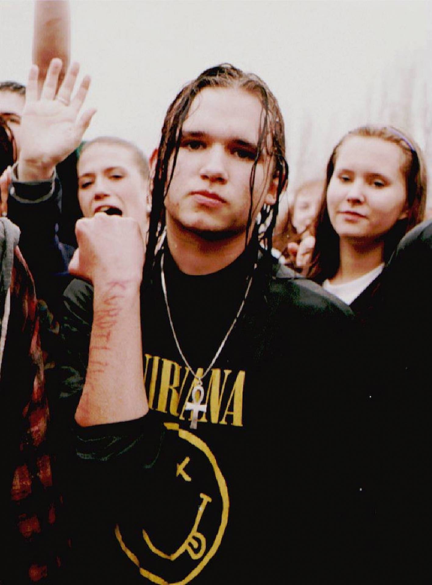 Nesta foto de arquivo tirada em 10 de abril de 1994, Jason Brady, um fã do rock star grunge Kurt Cobain, mostra seu braço com a frase mal escrita "Kurdt Lives" durante uma vigília na memória de Cobain em Seattle. Décadas depois de a ruína assombrosa de Cobain ter enfeitiçado as ondas do rádio pela primeira vez, os ecos do vocalista do Nirvana ainda tocam gerações de jovens que não estavam vivos quando ele morreu. E 25 anos após o suicídio devastador do garoto-propaganda da contracultura dos anos 1990, o ex-gerente de Cobain, Goldberg, diz que está finalmente pronto para refletir publicamente sobre o legado do pioneirismo da grunge rock. Em seu livro "Servindo ao Servo: Lembrando Kurt Cobain" - publicado esta semana para marcar o 5 de abril da morte do artista de Seattle aos 27 anos - Goldberg se lembra de um Cobain à frente de seu tempo, cuja sagacidade e terna humanidade brilharam através de a melancolia de sua personalidade sombria