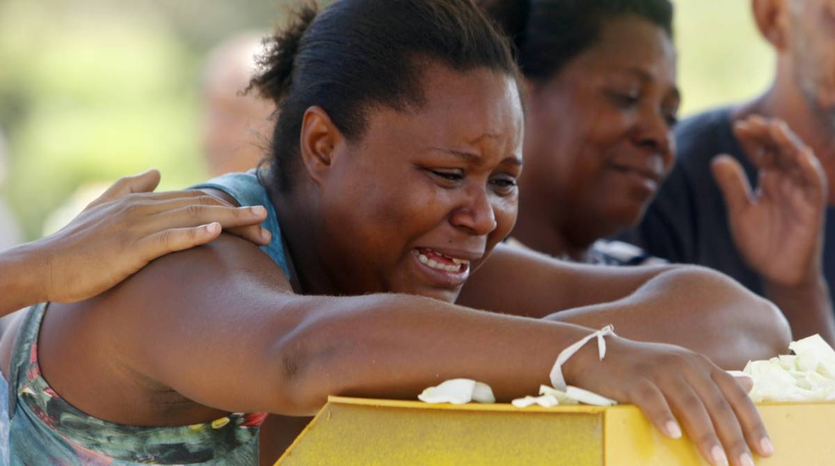 Rio de Janeiro - RJ  - 04/04/2019 - Feminicidio - Cristiane Marins, 38 anos, foi vitima de feminicidio, morta pelo proprio companheiro. O sepultamento no cemiterioda Taquara, em Duque de Caxias, baixada fluminense -  foto: Reginaldo Pimenta / Agencia O Dia - Reginaldo Pimenta / Agencia O Dia