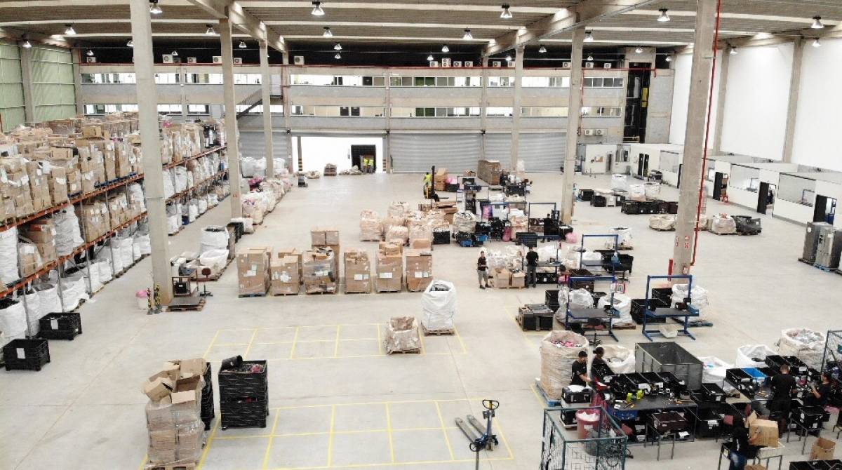 Vivo encaminha lixo eletrÃŽnico coletado para parceiro logÃstico, onde é feita triagem, reaproveitamento e destinação final dos itens
