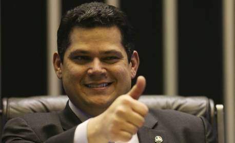 Alcolumbre promulga trecho da LDO que autoriza repasses a estados e municípios em ano eleitoral