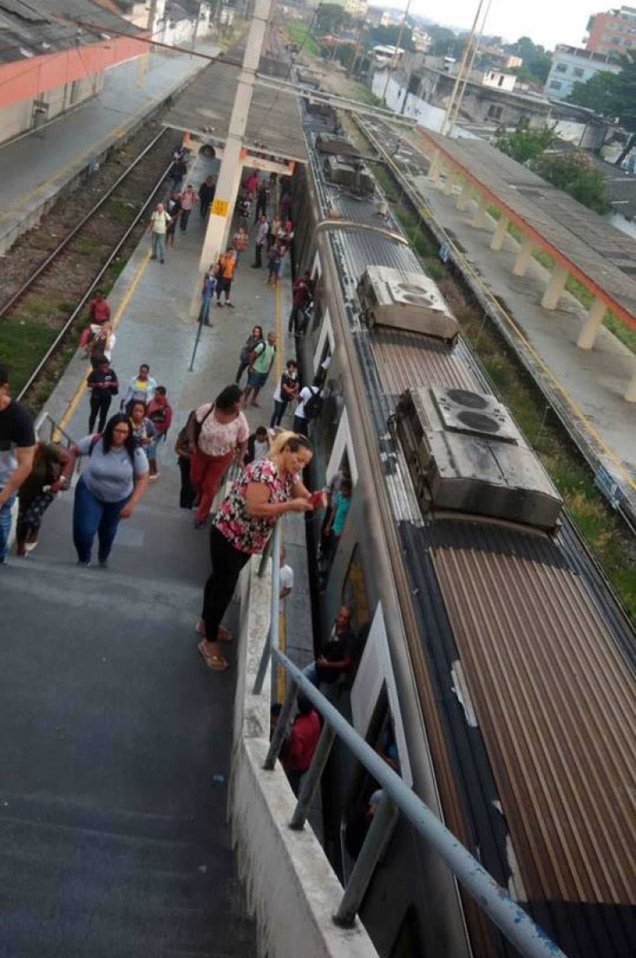 Passageiros precisam ficar atentos na circulação dos trens nesta quinta