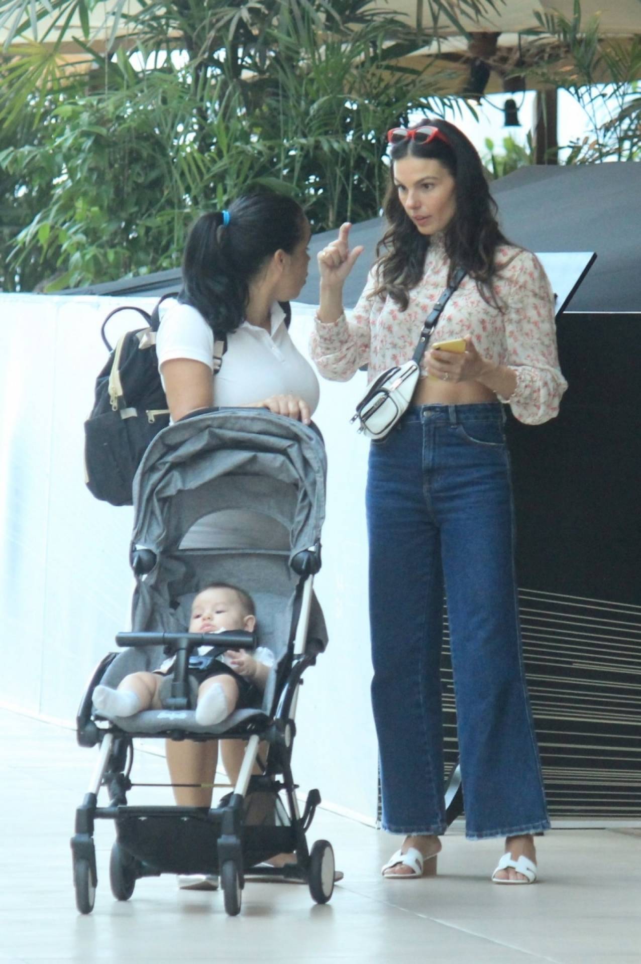 Isis Valverde é vista com o filho em público pela primeira vez