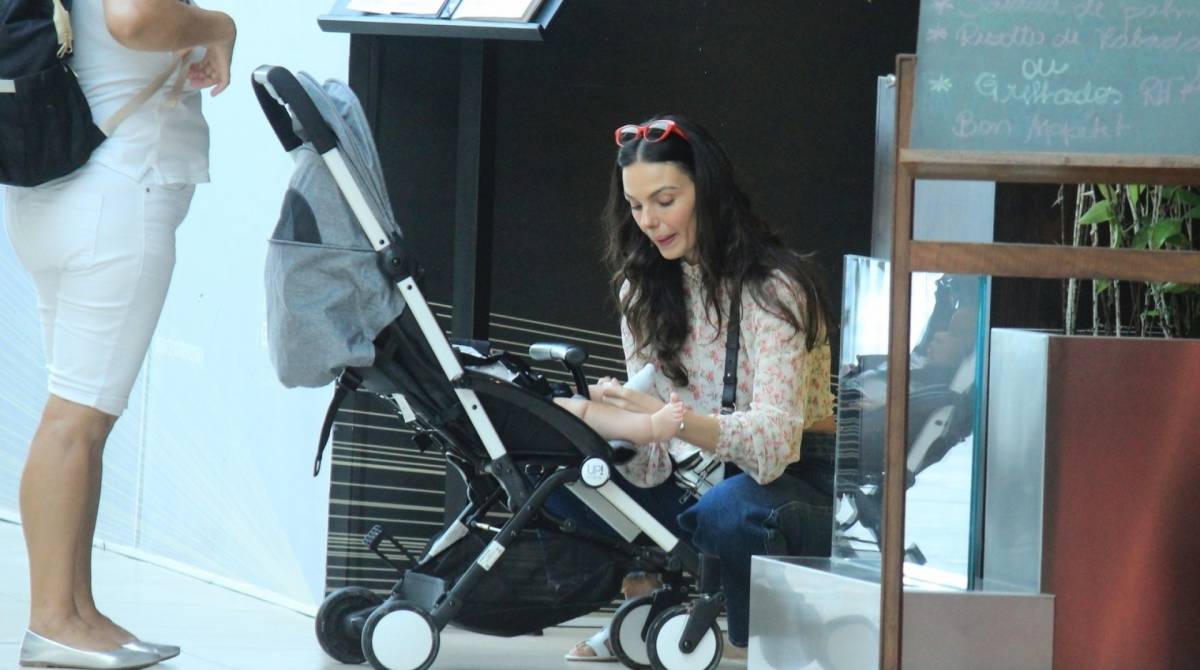 Isis Valverde é vista com o filho em público pela primeira vez