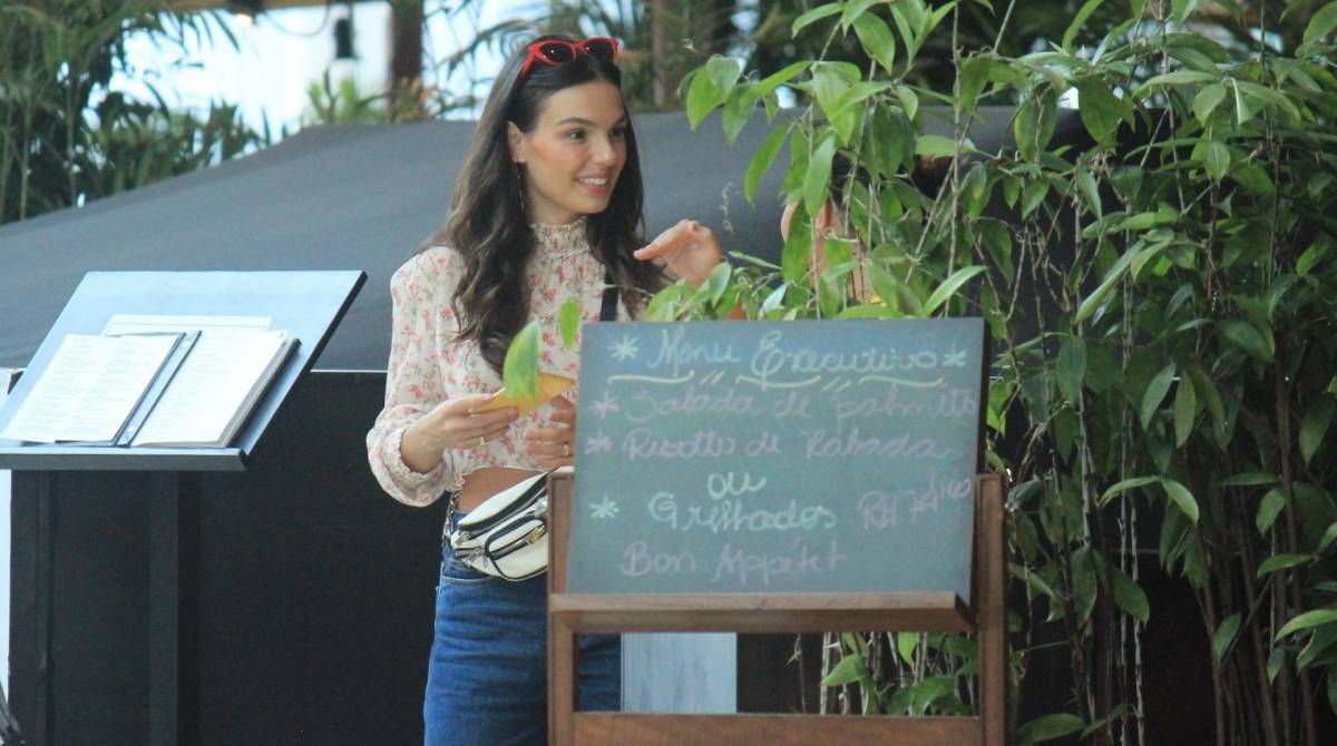 Isis Valverde é vista com o filho em público pela primeira vez