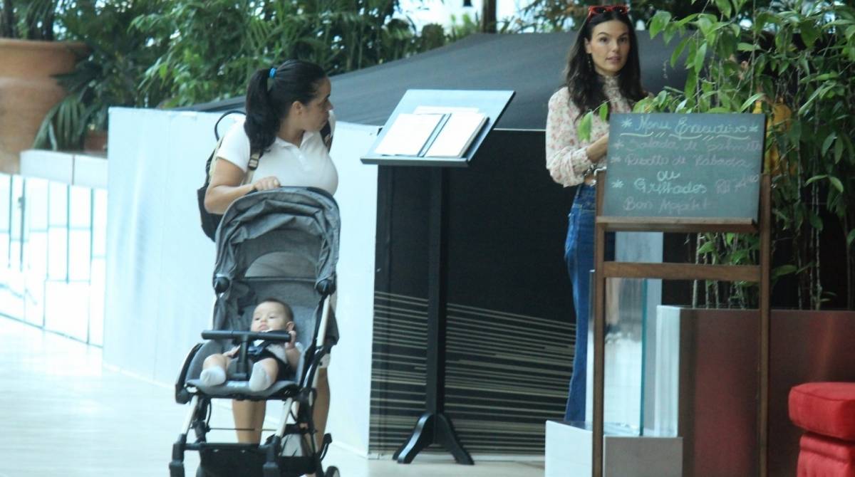 Isis Valverde é vista com o filho em público pela primeira vez