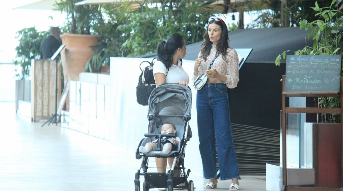 Isis Valverde é vista com o filho em público pela primeira vez