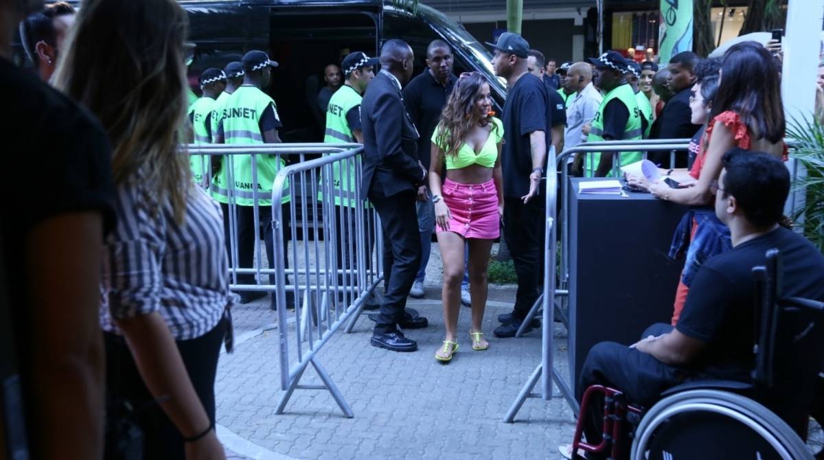 Anitta participa de lançamento do álbum 'Kisses'