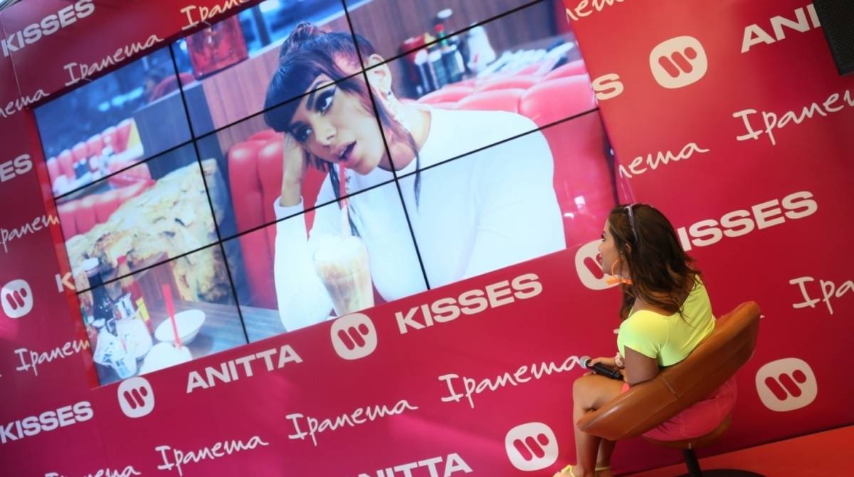 Anitta participa de lançamento do álbum 'Kisses'