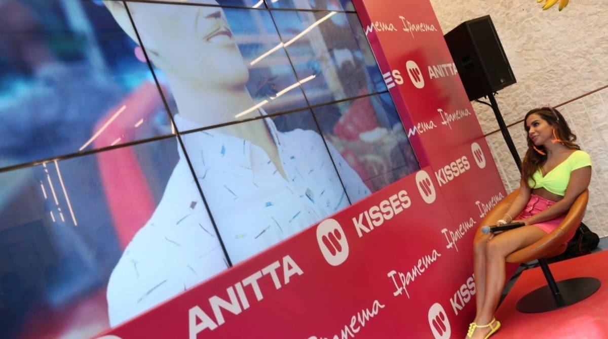 Anitta participa de lançamento do álbum 'Kisses'