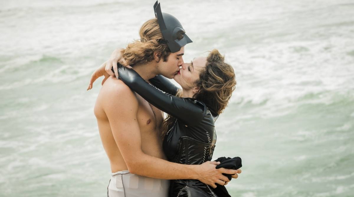 Manu (Isabelle Drummond) e João (Rafael Vitti) se beijam