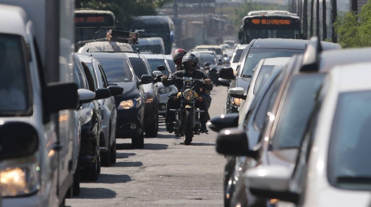 Engarrafamento na Linha Vermelha, em Duque de Caxias: problema leva a prejuízos e poderia ser diminuído com outras opções de transporte - Daniel Castelo Branco