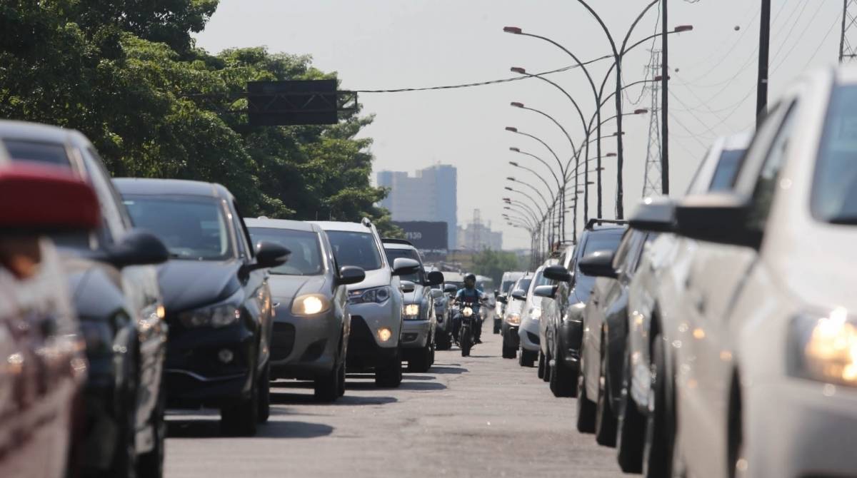 Engarrafamento na Linha Vermelha, em Duque de Caxias na altura do km 17