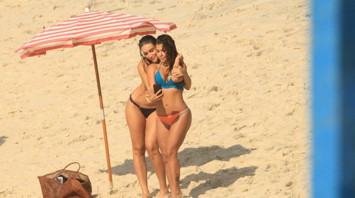 Débora Nascimento e Maria Carol gravam cenas de 'Verão 90' na Praia do Arpoador