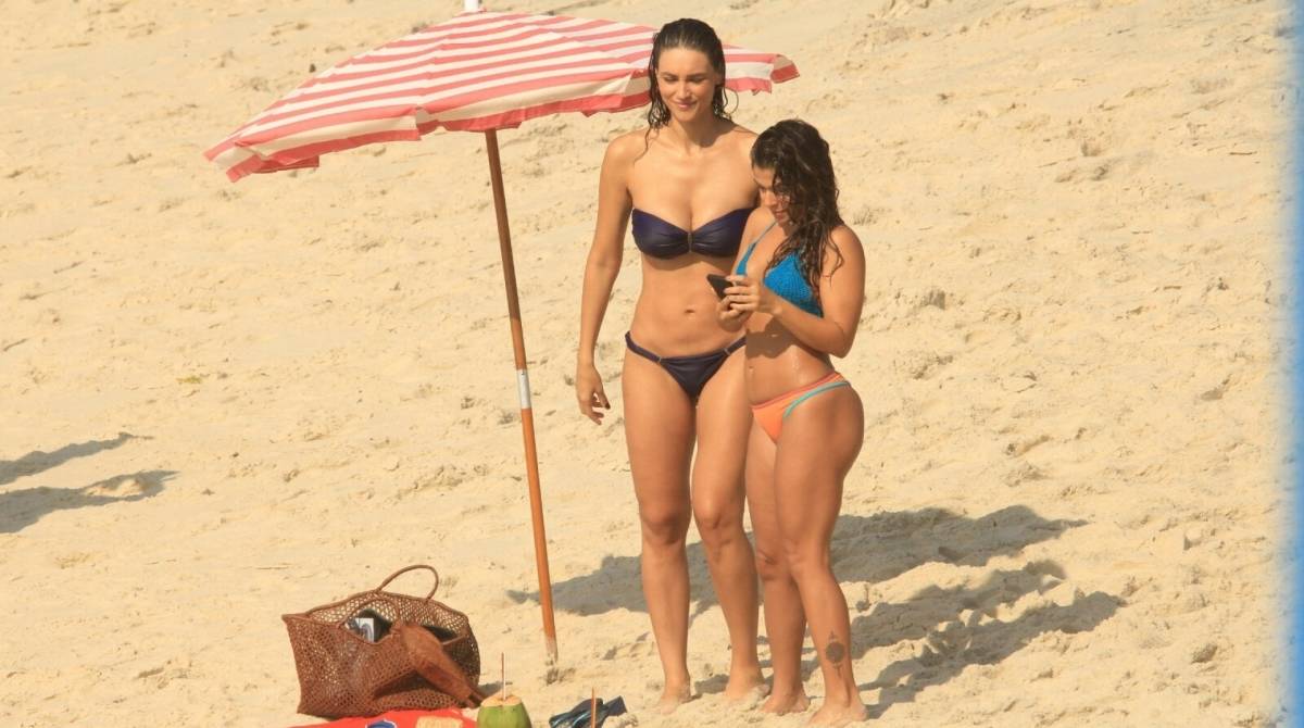 Débora Nascimento e Maria Carol gravam cenas de 'Verão 90' na Praia do Arpoador