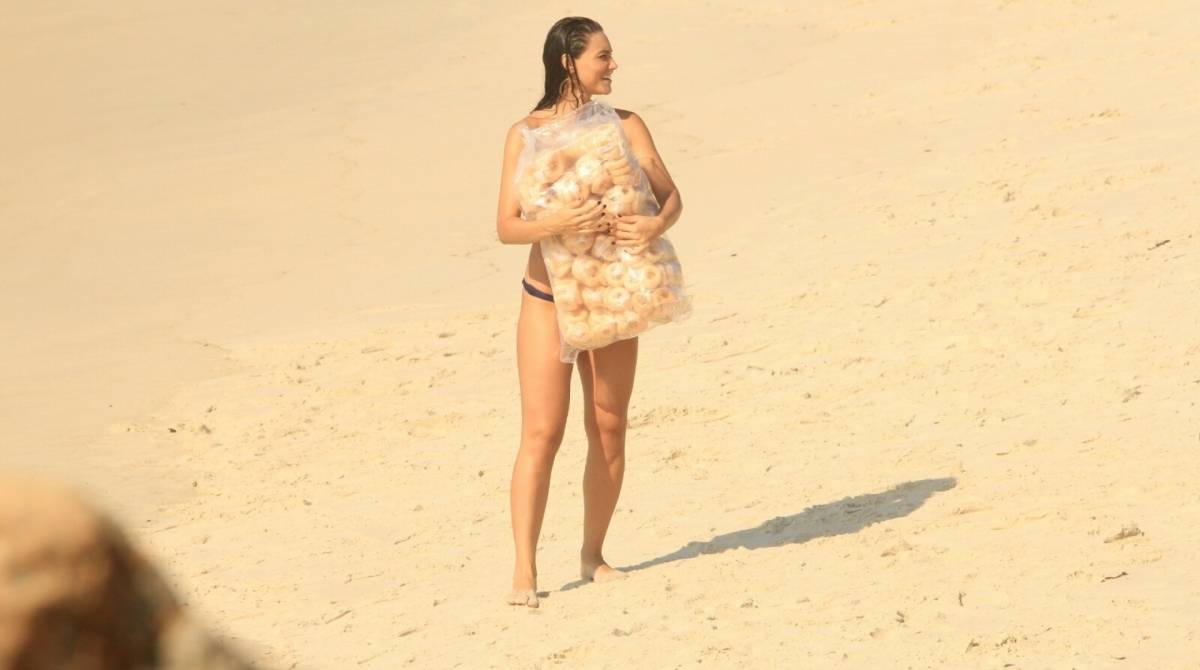 Débora Nascimento e Maria Carol gravam cenas de 'Verão 90' na Praia do Arpoador