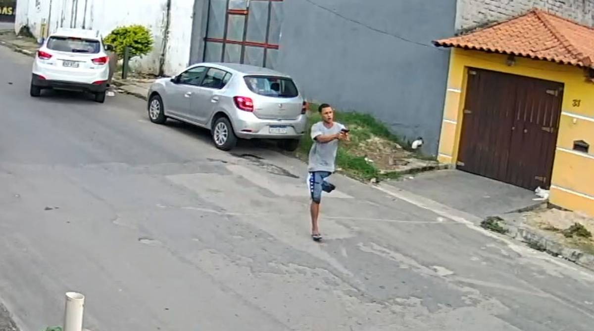Deficiente pulou com a arma em punho até o carro da vítima