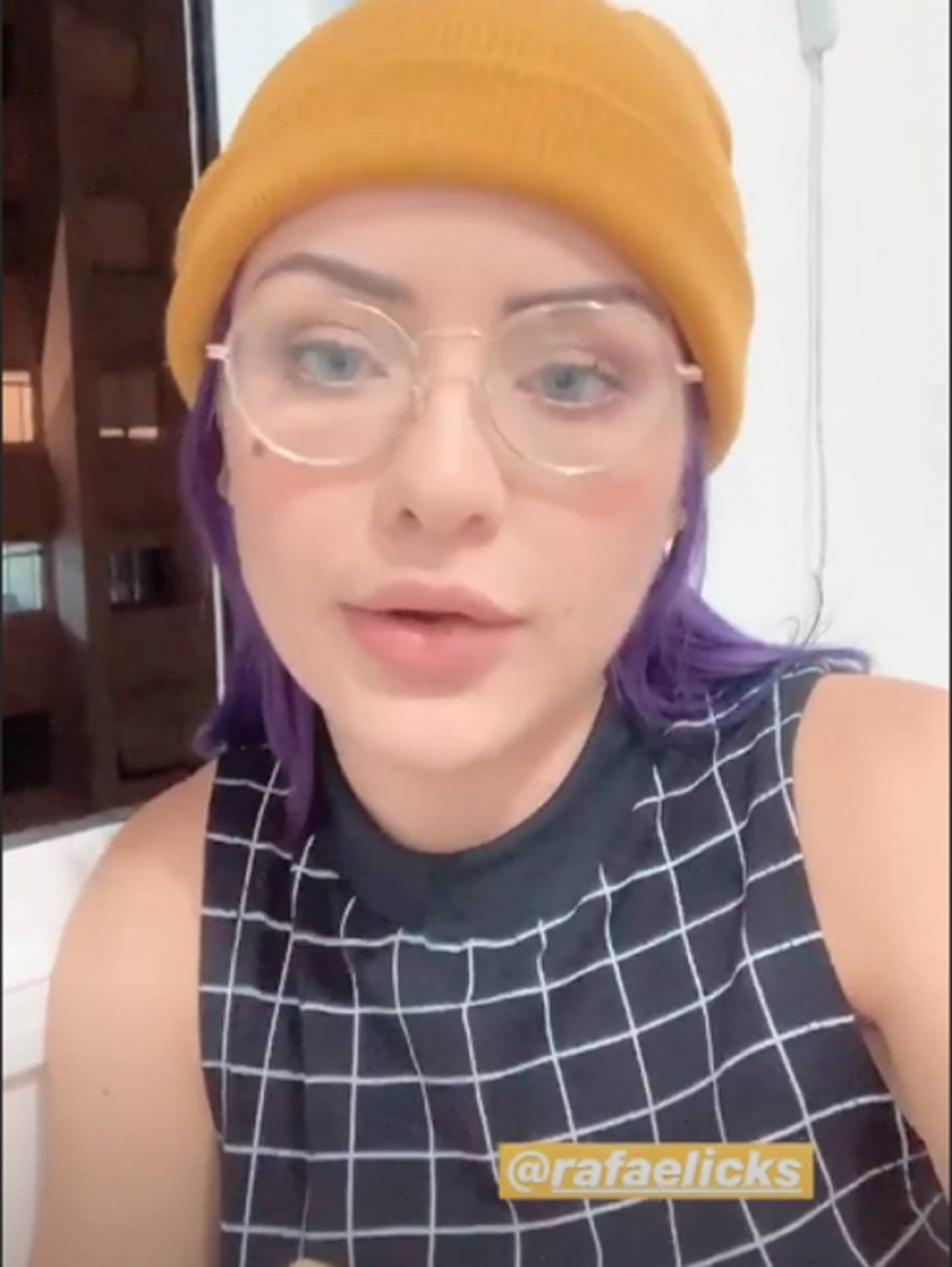 Vee Castro diz que o ex-BBB Rafa Licks, que também estava no navio, não tem nada a ver com a história