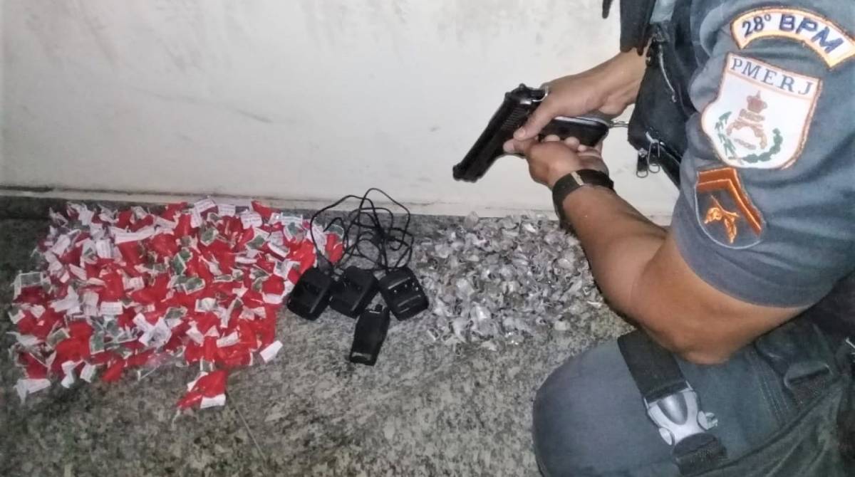 Farto material entorpecente foi encontrado em apartamento abandonado momentaneamente por traficante - Divulgação: 28º BPM