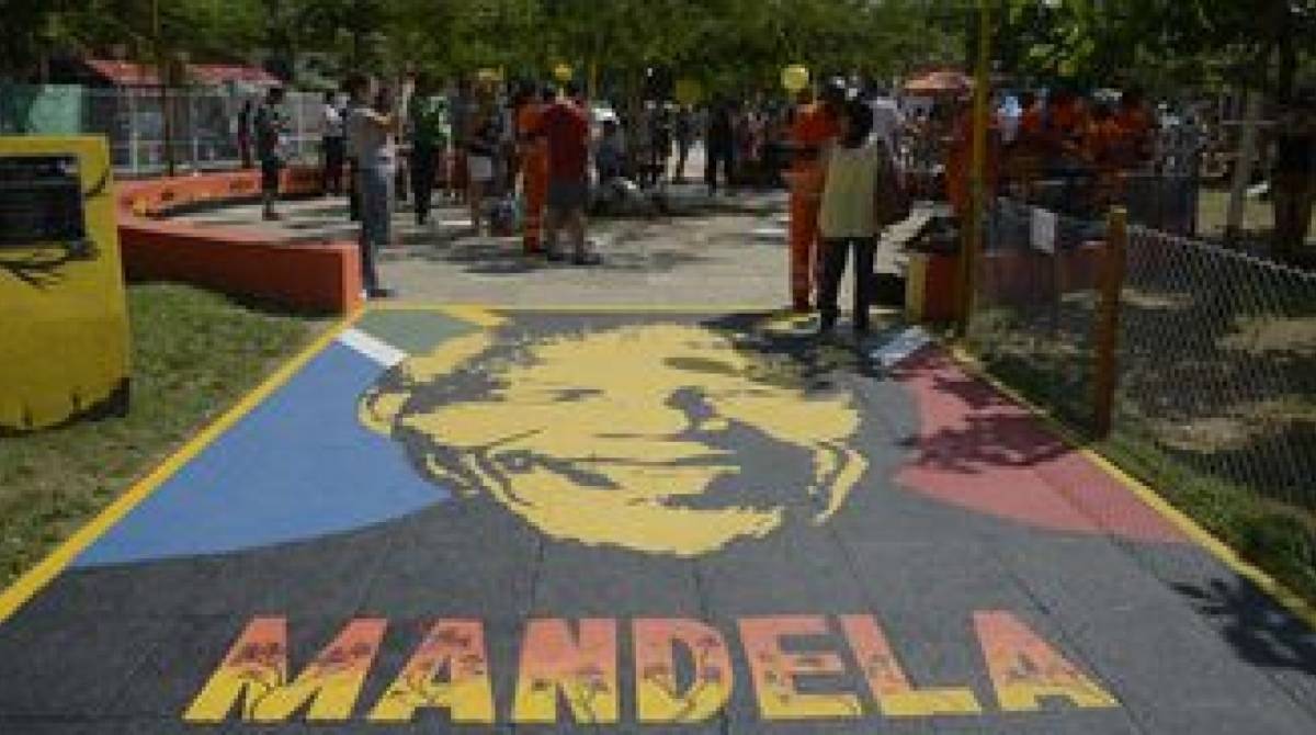 Moradores de Botafogo e funcionários da Comlurb na entrega da revitalização da Praça Nelson Mandela, com nova pintura em alusão à