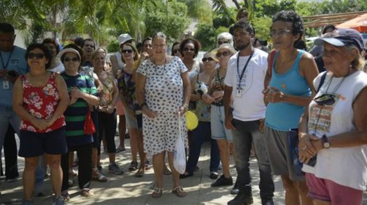 Moradores de Botafogo e funcionários da Comlurb na entrega da revitalização da Praça Nelson Mandela, com nova pintura em alusão à - Fernando Frazão/Agência Brasil