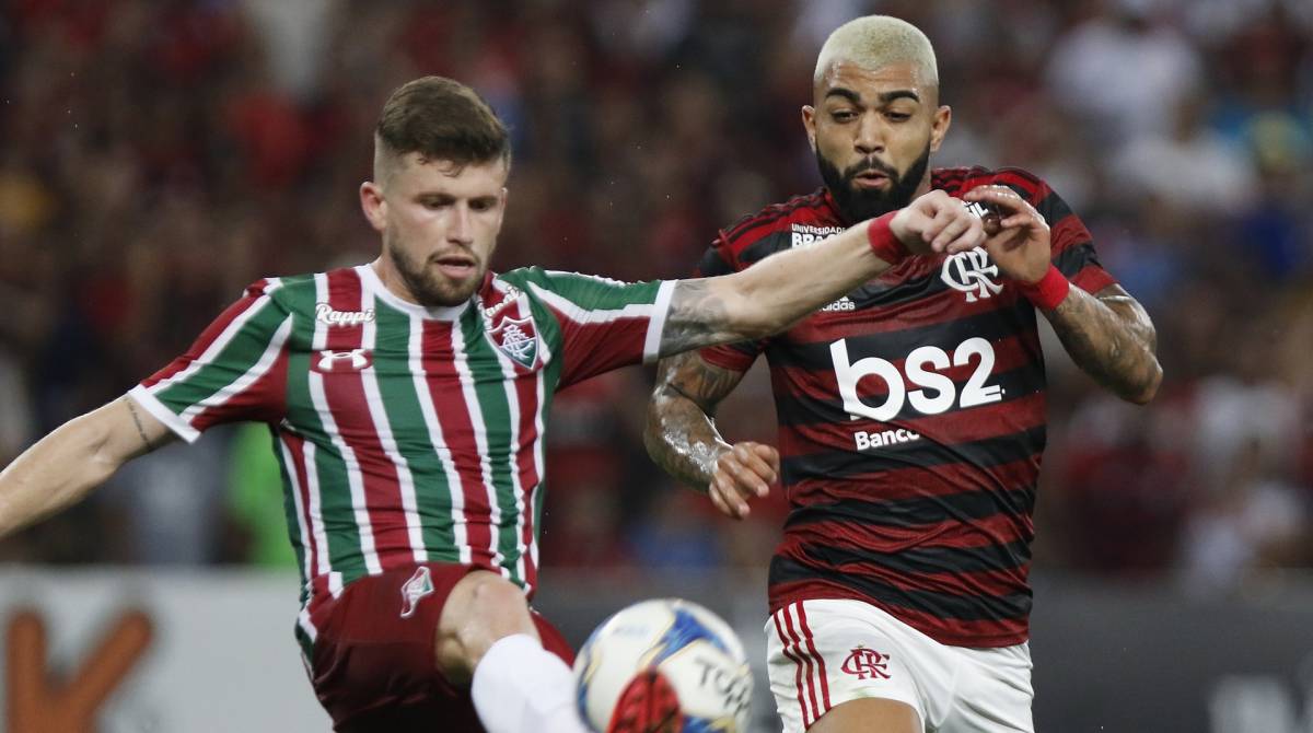 Rio de Janeiro - RJ - 06/04/2019 - Futebol - Campeonato Carioca 2019 - Jogo valido pela semifinal do Campeonato Carioca - Flamengo x Fluminense, Estadio Mario Filho, Maracana, zona norte do Rio - na foto, Caio Henrique, do Fluminense, disputa jogada com Gabriel, do Flamengo -Foto Reginaldo Pimenta / Agencia O Dia