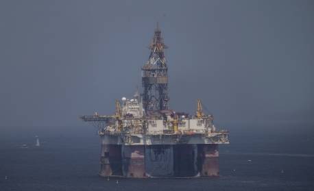 Dólar cai a R$ 4,89 com alta do petróleo