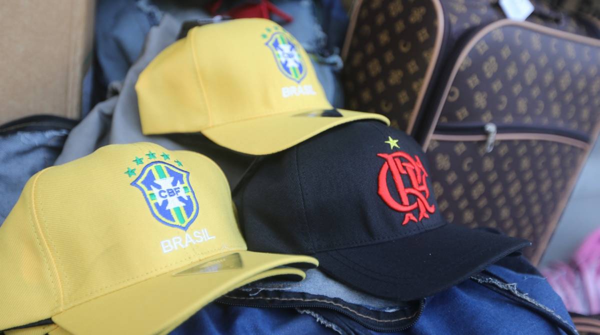 Operação Esculambação -  Na manhã deste domingo a policia Civil, estourou depósitos clandestinos de produtos piratas no Centro do Rio, além de prender algumas pessoas, entre elas, equatorianos.  A Delegacia de Repressão aos Crimes Contra Propriedade Imaterial (DRCPIM) a operação, batizada de "Esculhambação". Local foto: Cidade da Policia  -  Foto: Daniel Castelo Branco / Agência O Dia