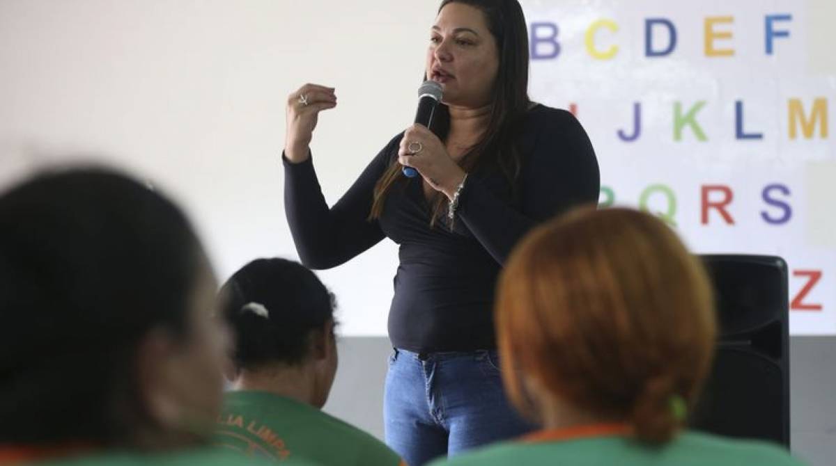 Garis do Distrito Federal param atividades três horas por semana para aprender a ler e escrever