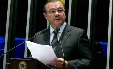 Senador busca PGR para pedir prisão domiciliar de Bolsonaro e liberação de contato com Valdemar