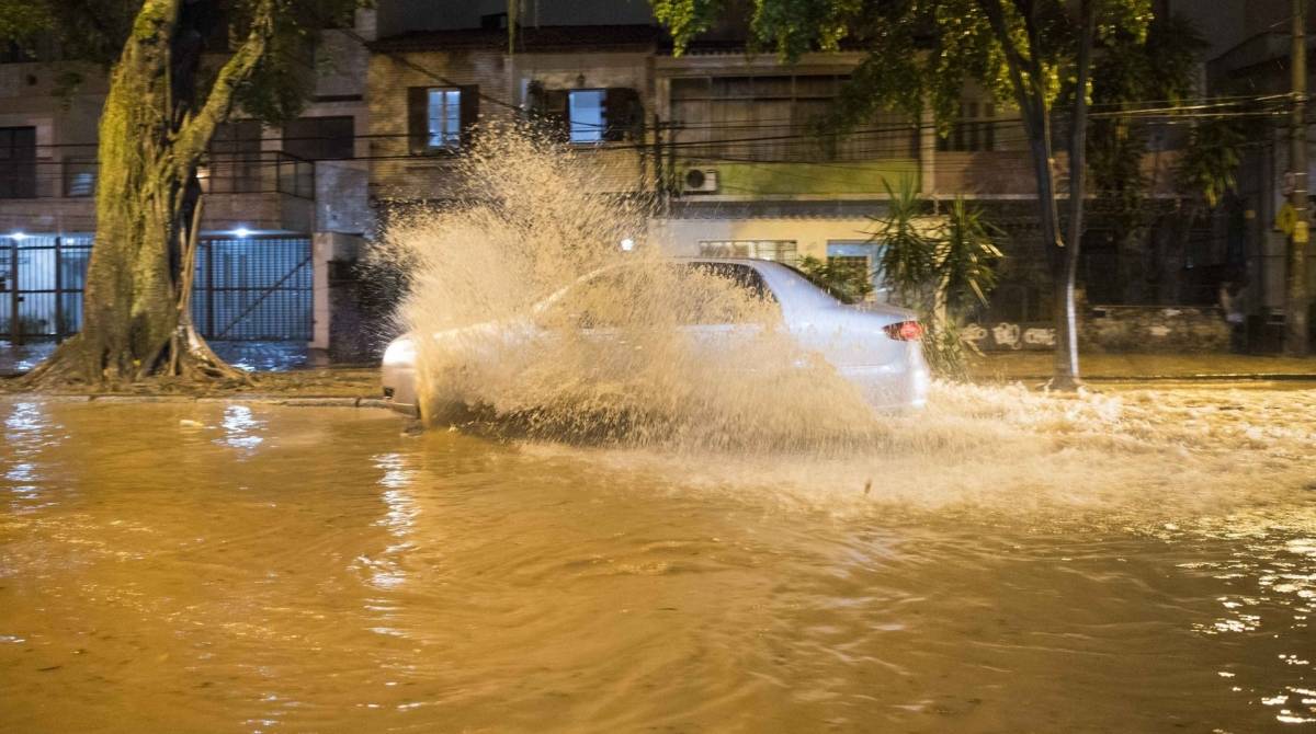 2019-04-08 - AG&Ecirc;NCIA DE NOTICIAS- PARCEIRO - Alagamento na Av. Paula Sousa no bairro do Maracana, Zona Norte do Rio de Janeiro. Rio entra em estagio de atencao com chuva forte na noite desta segunda-feira, 08. Foto: Delmiro Junior/Parceiro/Ag&ecirc;ncia O Dia