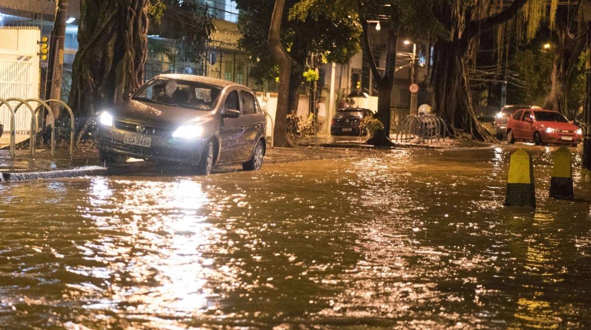 Alagamento na Avenida Paula Sousa, no Maracan&atilde;, no dia 9 de abril - Delmiro Junior/Parceiro/Ag&ecirc;ncia O Dia