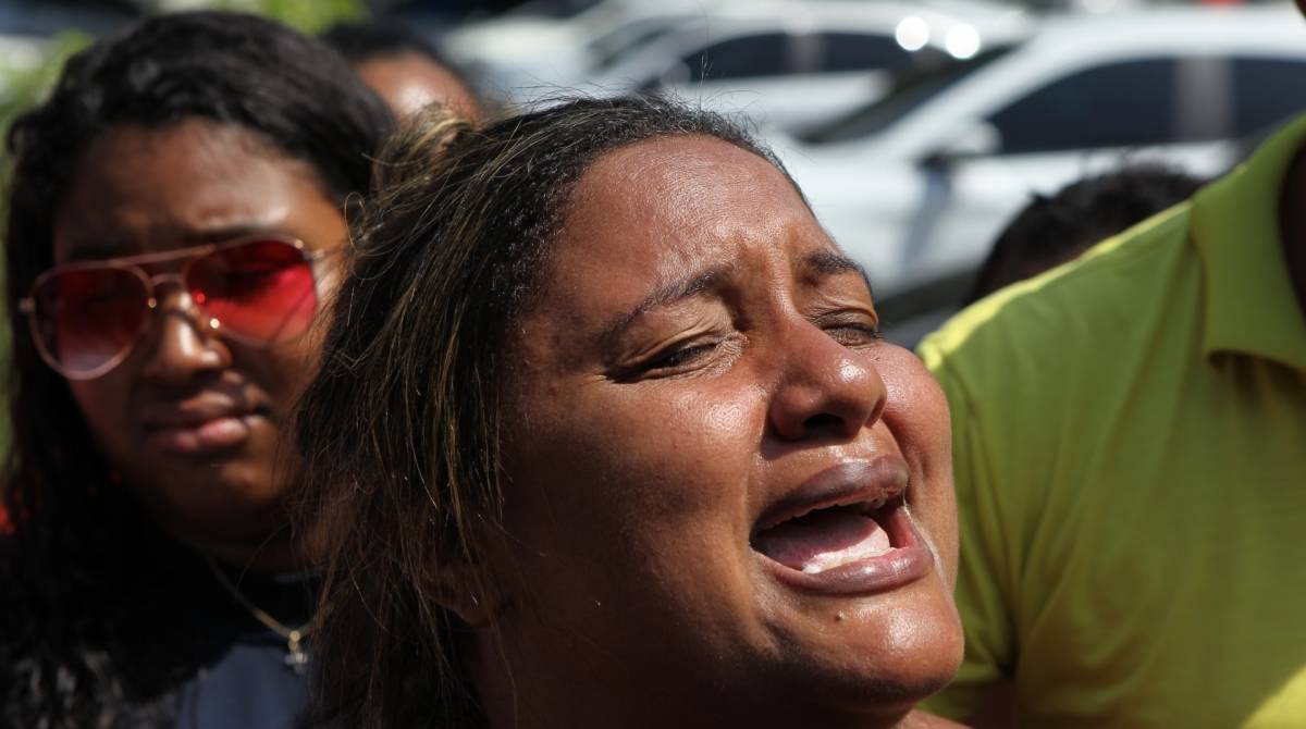 Rio, 08/04/2019 - A esposa da vítima, Luciana Nogueira comparece ao IML, Centro do Rio, nesta segunda-feira (08). O músico, Evaldo dos Santos Rosa morreu e duas pessoas ficaram feridas, após ação do Exército realizada na região da Vila Militar, na Zona Oeste do Rio, na tarde deste domingo. Foto: Luciano Belford/Agência O Dia