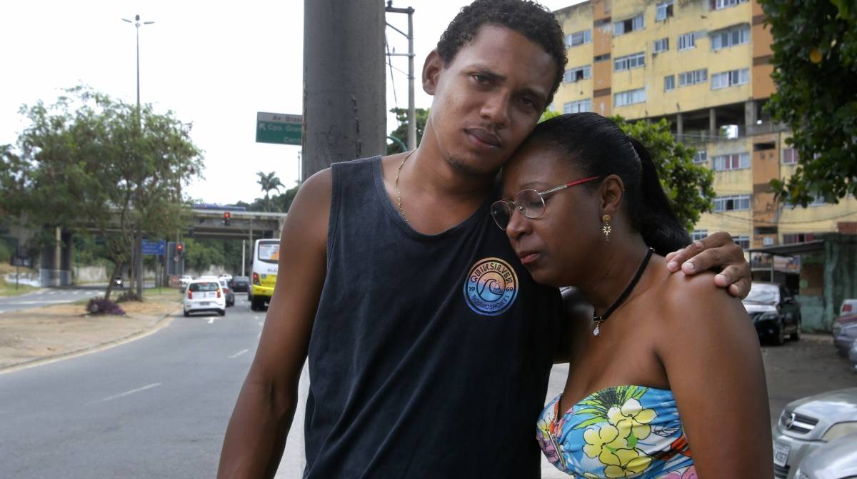 Rio de Janeiro - RJ  - 08/04/2019 - Policial - Vitima do Exercito - Evaldo Rosa dos Santos, foi baleado na tarde de ontem, por militares do exercito, na Estrada do Camboata, proximo a COMLURB, em Deodoro, zona oeste do Rio  - na foto, Daniel Rosa da Silva ( filho )  e Jane Maria Rosa dos Santos ( irma ) de Evaldo - Foto Reginaldo Pimenta / Agencia O Dia