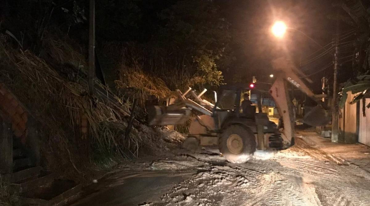 Máquinas da Prefeitura de Volta Redonda já estão operando na desobstrução de vias na cidade