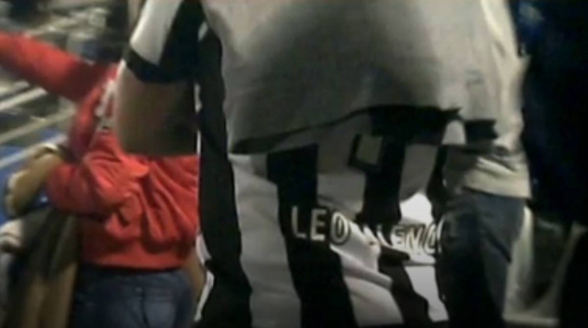 Os irmãos foram flagrados assistindo a uma partida do Botafogo com a camisa de Leo Valencia