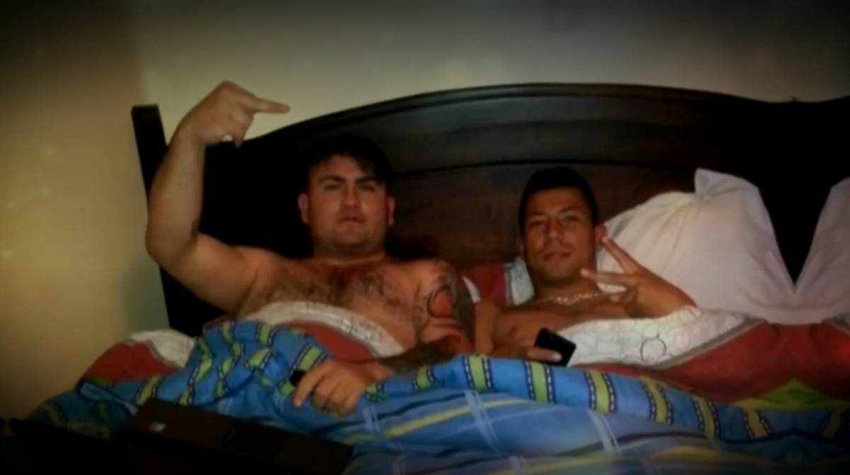 Leo Valencia aparece em fotos na cama com um dos líderes do grupo