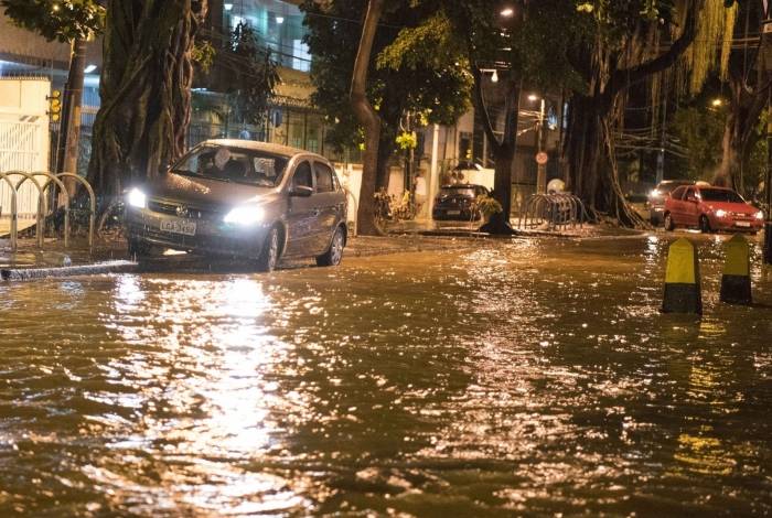Alagamento na Avenida Paula Sousa, no MaracanÃ£, no dia 9 de abril