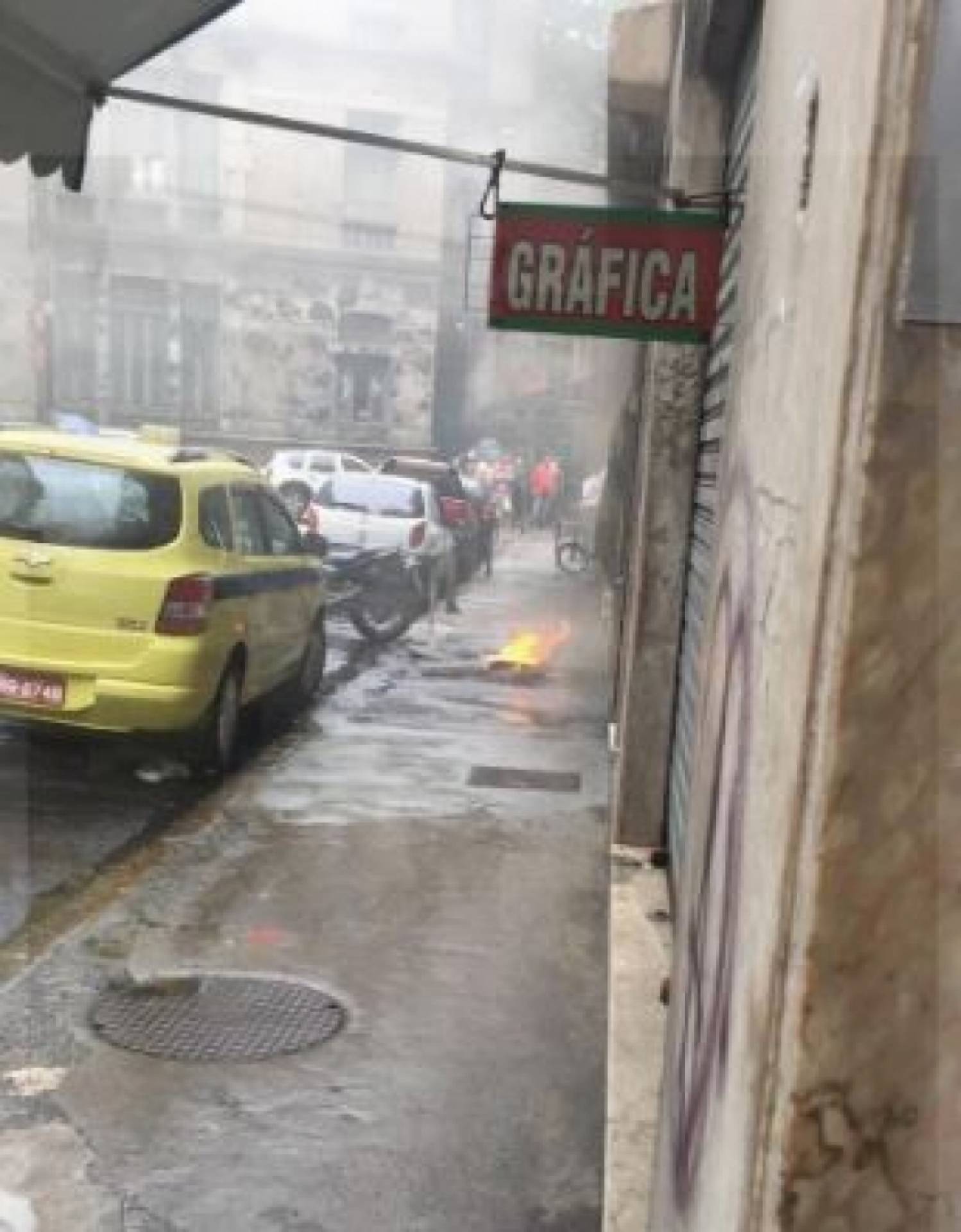 Bueiro explodiu na Rua André Cavalcante, no Centro do Rio