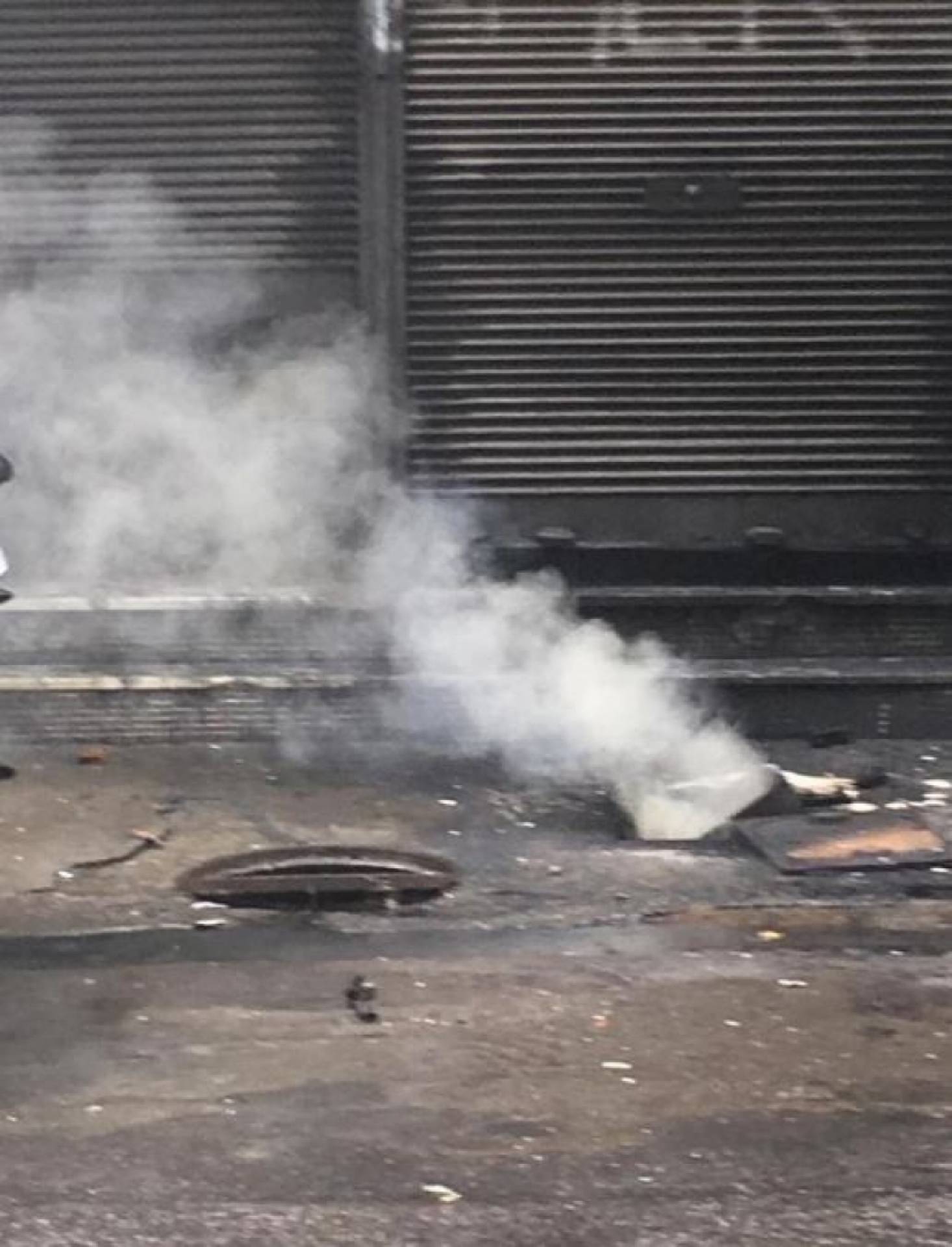 Bueiro explodiu na Rua André Cavalcante, no Centro do Rio