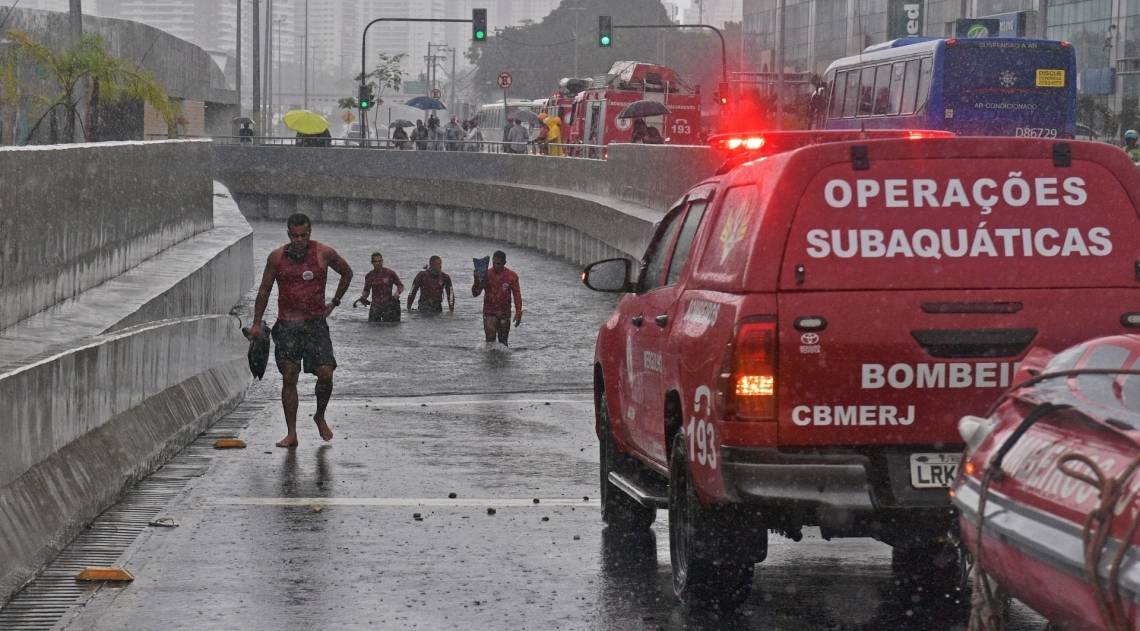 Bombeiros fazem buscas por vítimas em um carro que ficou submerso na Barra da Tijuca