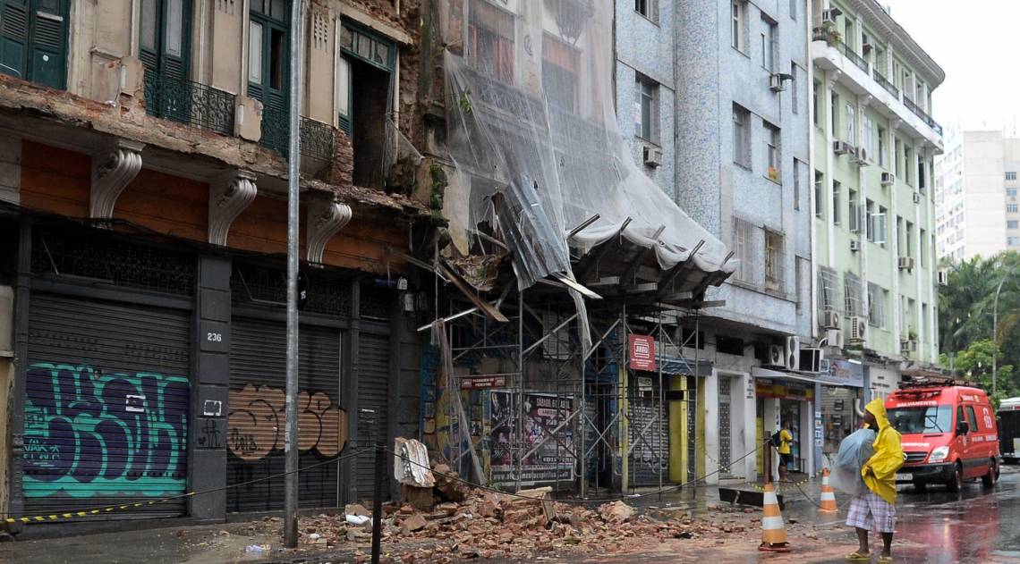 A fachada de um sobrado na Avenida Mem de Sá, no Centro, desabou na manhã desta terça-feira