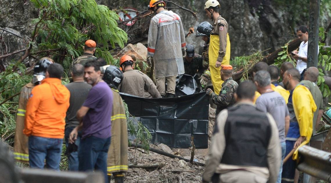 Um carro foi soterrado nesta manhã na Ladeira do Leme, em Botafogo