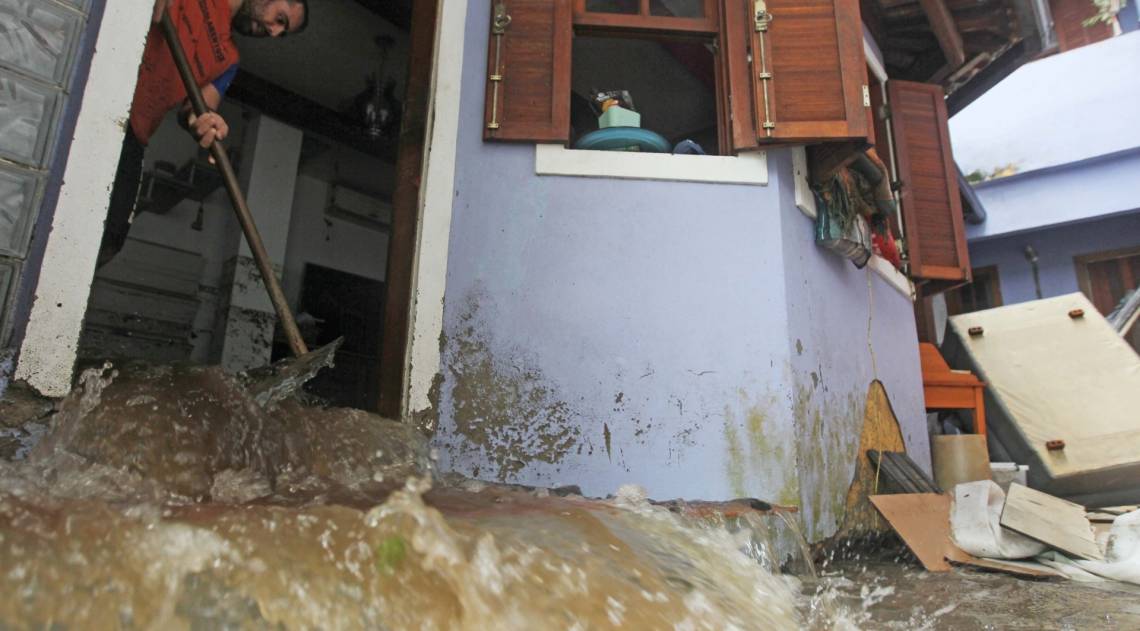 Casa destruída pela quantidade de água que desce da encosta atrás da residência