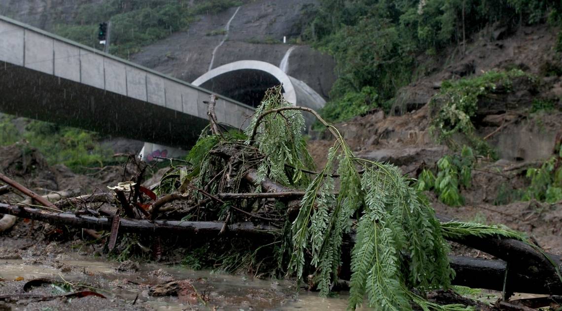  Devido a grande chuva que atingiu o Rio de Janeiro, um dois acessos do Alto da Boa Vista foi interditado