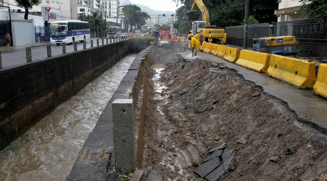 Pista cedeu na Avenida Maracanã, devido a grande chuva que atingiu o Rio de Janeiro