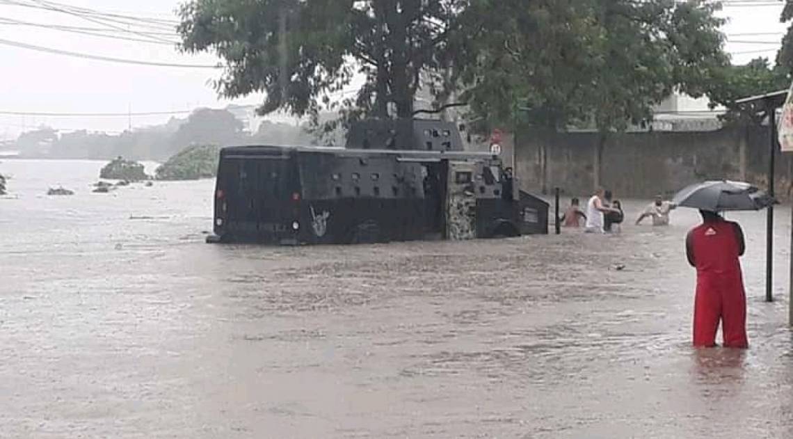 Na Pavuna, Zona Norte, um blindado ficou no meio da enchente